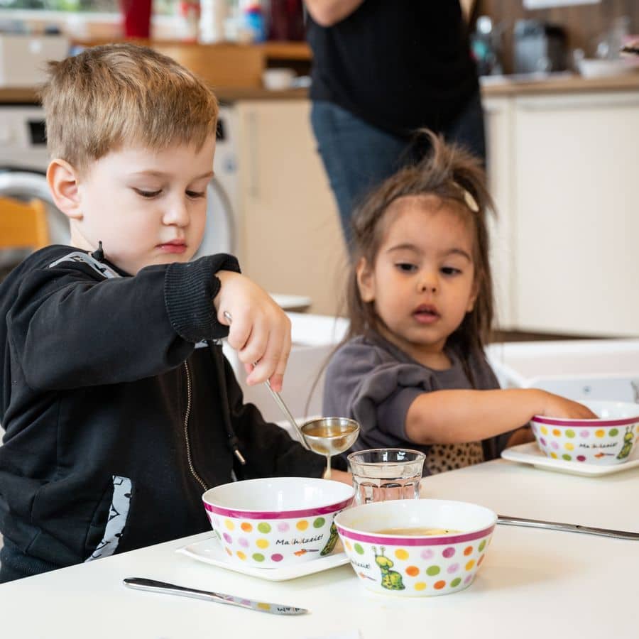 Kinder beim gemeinsamen Essen