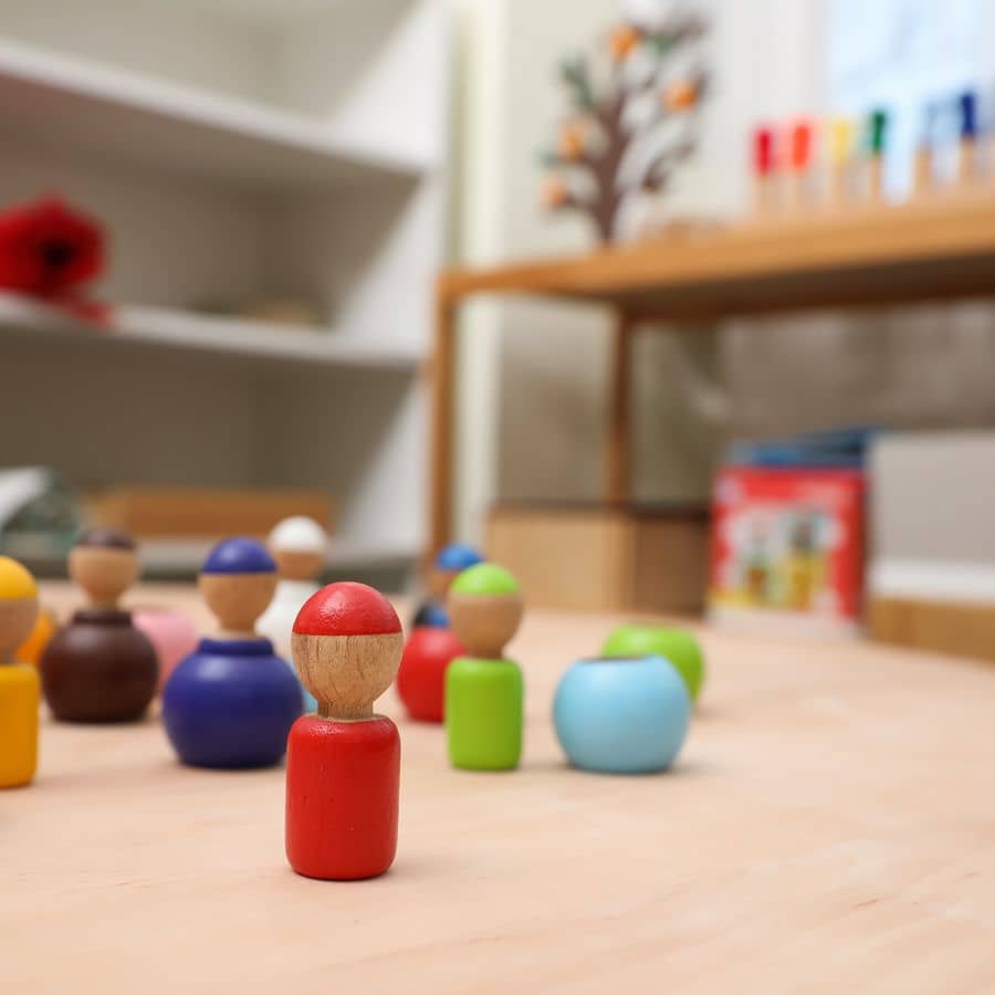 Bunte Holzfiguren auf dem Tisch